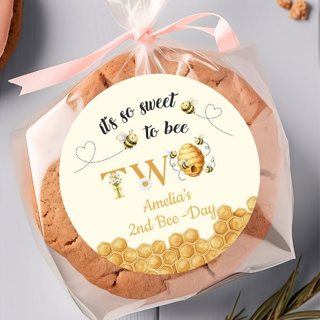 It's So Sweet To Bee 2nd Birthday Runder Aufkleber (Von Creator hochgeladen)