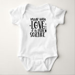IVF Baby "made with Liebe & science" Strampler<br><div class="desc">Dieses Outfit ist der perfekte Weg,  um Ihr IVF Baby in der Welt willkommen zu heißen.</div>