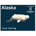 Ivory Beluga Whale - Alaska Postage Fotoskulptur Magnet<br><div class="desc">Eine weitere in der Reihe der Porto-Briefmarke für die fiktive unabhängige Nation von Alaska. Die digitale Darstellung eines Beluga-Wals, der aus dem Elfenbeinmammut geschnitzt wurde. Die Schnitzerei von Elfenbein ist ein traditionelles Handwerk von Alaska Natives. Weiß ist die vorherrschende Farbe in diesem Bild auf einem dunkelblau-grünen Hintergrund. Auch Textlesen, "Alaska",...</div>