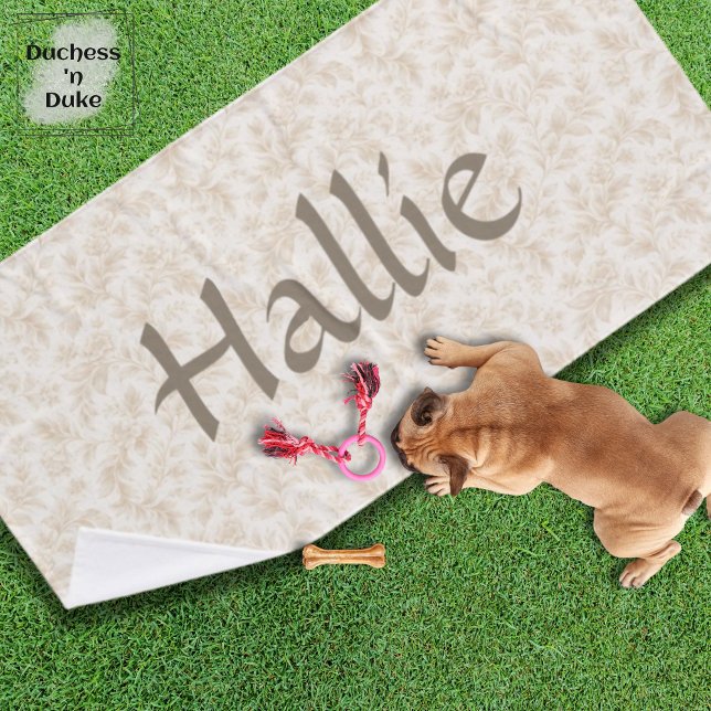 Ivory Botanical Floral Pattern Design Pet Badehandtuch (Personalized Dog Towel with ivory botanical design laying on green lawn and small puppy with toys)