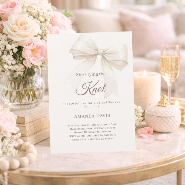 Ivory She's tying the knot bow Bridal Shower Einladung (Von Creator hochgeladen)