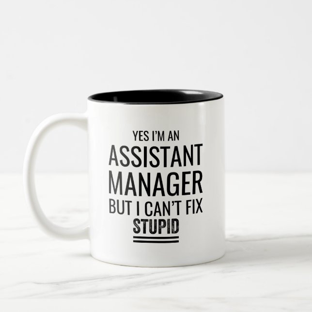 Ja, ich bin Assistenzmanager, aber ich kann Stupi  Zweifarbige Tasse (Links)