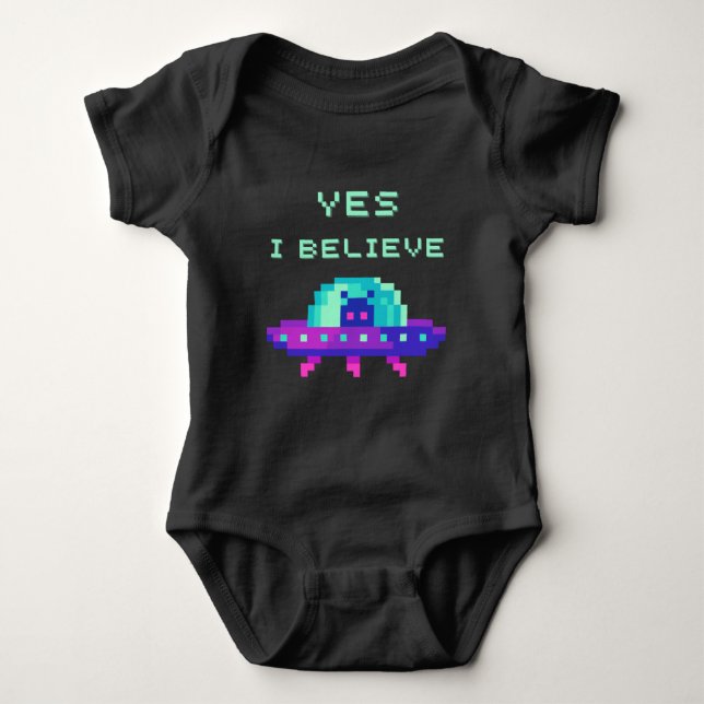 Ja, ich glaube, Alien Flying UFO Spaceship Pixel A Baby Strampler (Vorderseite)