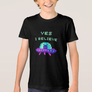 Ja, ich glaube, Alien Flying UFO Spaceship Pixel A Tri-Blend Shirt