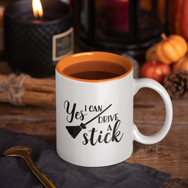 Ja, ich kann einen Stick fahren | Funny Halloween Zweifarbige Tasse (Von Creator hochgeladen)