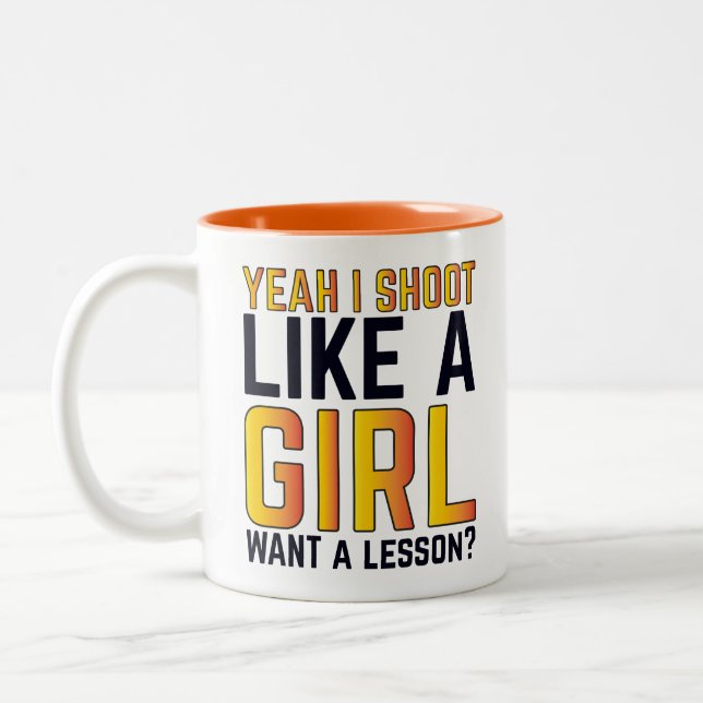Ja, ich schieße wie ein Mädchen, das eine Lektion  Zweifarbige Tasse (Links)