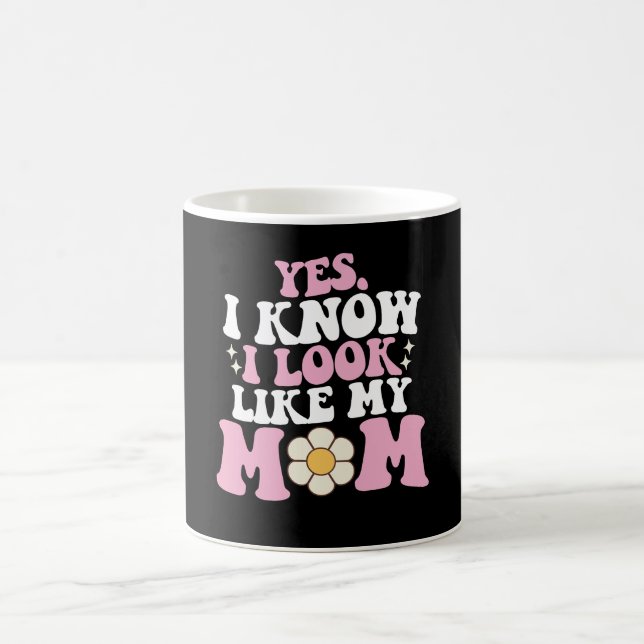 Ja, ich weiß, dass ich wie meine Mama aussehe Kaffeetasse (Mittel)