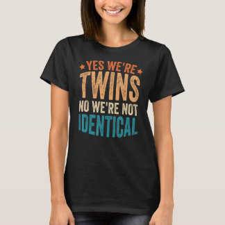 Ja, wir sind Twins Nein Wir sind nicht identisch 2 T-Shirt