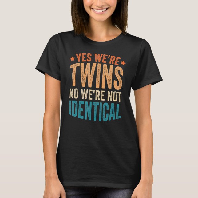 Ja, wir sind Twins Nein Wir sind nicht identisch 2 T-Shirt (Vorderseite)