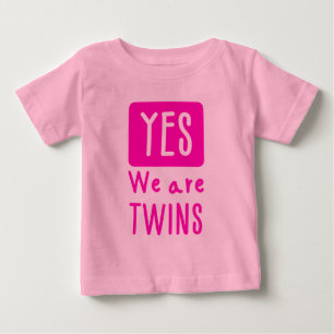 Ja, wir sind Zwillinge (anpassbar) Baby T-shirt