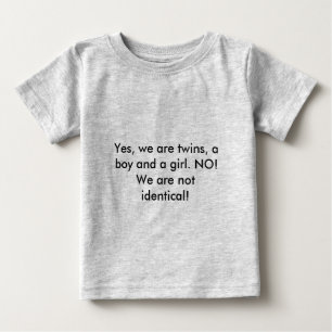 Ja, wir sind Zwillinge, ein Junge und ein Mädchen. Baby T-shirt