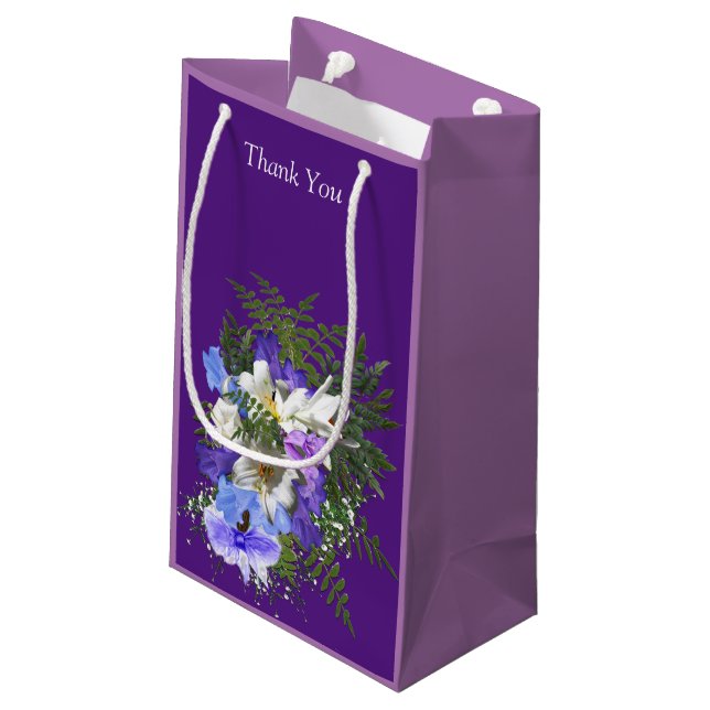 Jacaranda Blooms & Lily Bouquet Geschenktasche Kleine Geschenktüte (Rückseite Schrägansicht)