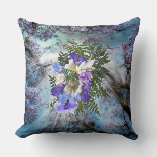Jacaranda- und weiße Lilien-Blumenstrauß Kissen
