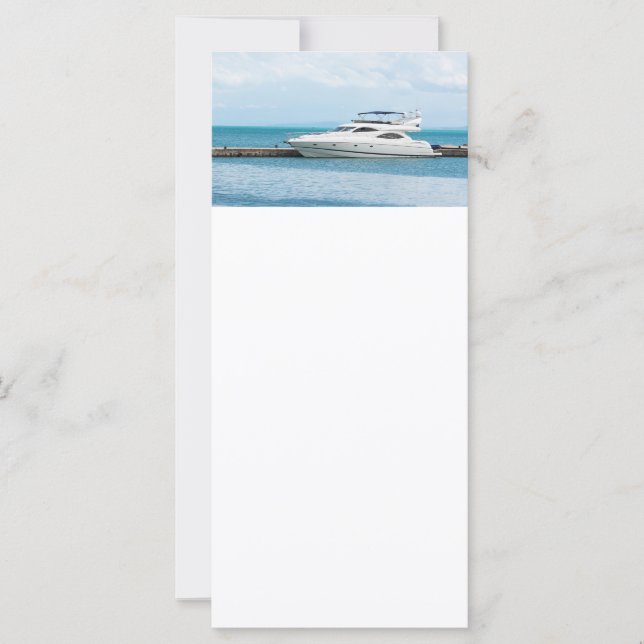 Jacht auf Bootsanlegestelle (Vorderseite)