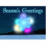 Jack Frost - Grüße der Saison Fotoskulptur Magnet<br><div class="desc">Ein mehrfarbiges zufälliges Fraktal, das an Jack Frost-Eismuster auf einer Fensterscheibe erinnert; überlagert auf einem winterlichen, nächtlichen Hintergrund. Die leuchtenden Farbflecken, Elemente des originalen Fraktals, sind nur ein schönes Plus. Text liest "Die Grüße der Jahreszeit" erscheint in blau und weiß. Diese Muster auf Ihren Fenstern erscheinen im Winter als Wasserdampf...</div>