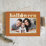 Jack-o''lantern Orange TurkeyFoto Happy Halloween Folien Feiertagskarte<br><div class="desc">Frohe Halloween! Senden Sie Halloween-Grüße an Familie und Freunde mit dieser anpassbaren Halloween-Karte. Die Retro-Typografie und der Kürbis-Akzent mit orangefarbenem Hintergrund. Personalisieren Sie diese,  indem Sie Ihre Daten hinzufügen. Diese benutzerdefinierte Halloween-Foto-Karte ist in anderen Farben erhältlich. Matching-Elemente sind verfügbar.</div>