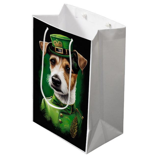 Jack Russell Dog in St. Patrick's Day Dress Mittlere Geschenktüte (Vorderseite Schrägansicht)