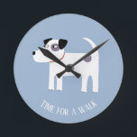 Jack Russell Terrier Dog Benutzerdefinierter Text Runde Wanduhr<br><div class="desc">Ein bezaubernder Jack Russell oder Parson Terrier Hund auf blauem Hintergrund.
Ideal für Ihre Lieblingshundfrau Mama oder Hundedad.
Im Text steht "Zeit für einen Spaziergang".  Ändern oder entfernen Sie den zu anpassenden Text.</div>