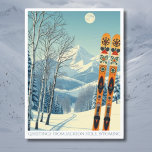 Jackson Hole Wyoming Skiurlaub Postcard Postkarte<br><div class="desc">Hallo aus den schneebedeckten Bergen Jackson Hole,  Wyoming! Wir hoffen,  dass Sie einen wunderschönen Skiurlaub haben. Diese Postkarte zeigt eine wunderschöne,  blau-graue Berglandschaft mit Retro-Skischulen in orangefarbenem Stammesmuster. Alle Textsätze können an Ihren Anzug angepasst werden!</div>