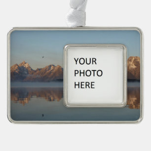 Jackson Lake Dam Reflection in Grand Teton Park Rahmen-Ornament Silber