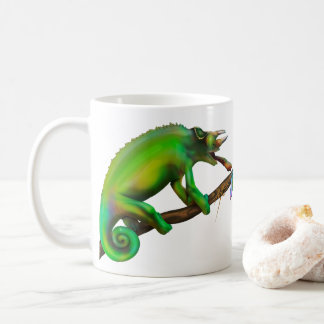 Jacksons Chamäleon zielt Kaffeetasse