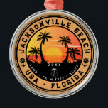 Jacksonville Beach Florida tropisches Retro Sunset Ornament Aus Metall<br><div class="desc">Jacksonville Beach Florida Vintag 60er Souvenirs. Jacksonville Beach Florida - Retro Tropical Palm Tree 60er Souvenirs Vintages Design macht ein großartiges Weihnachts- oder Geburtstagsgeschenk für Fans von Jacksonville Beach Beach. Das Retro-Sommervibe-Design ist ein perfektes Geschenk für Reisende und tropische Fans von Florida Beaches. - Sie können diese Vorlage an den...</div>
