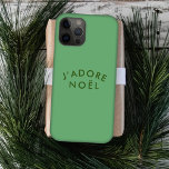 J'adore Weihnachten | Moderne Minimalistische Lieb Case-Mate iPhone Hülle<br><div class="desc">Einfaches,  stilvolles J'adore Weihnachten" zitiert Art-Urlaub Handy Gehäuse mit moderner,  minimalistischer Typografie in Waldgrün auf einem schlauen grünen Hintergrund in einem trendigen festlichen Stil. Das Zitat übersetzt in "I Liebe Weihnachten" auf Französisch. Das perfekte Geschenk oder Accessoire für die Weihnachtszeit!</div>