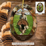 Jagd Camouflage Ein Foto Personalisiert Keramik Ornament<br><div class="desc">Rustikale Tarnung ovales Ornament personalisiert mit Ihrem Foto und benutzerdefinierten Text. Das Beispiel erinnert an den ersten Truthahn eines Jägers, aber der Text ist für Ihre Bedürfnisse editierbar. Das Design wird auf der Rückseite dupliziert. Ideal für Fotos im Freien wie Camping, Wandern, etc.. ÄNDERUNGEN: Der Schriftart kann in EDIT geändert...</div>