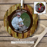 Jagd ERSTER DEER Foto Camouflage Personalisiert Ornament Aus Metall<br><div class="desc">Erinnern Sie sich an die FIRST DEER eines Jägers mit dieser Tarnung, die mit einem Foto personalisiert ist und dem eigenen Text wie einem Namen und/oder einem Datum auf der Vorderseite und einem voll bluten Foto auf der Rückseite. Das Beispiel wird im Metal-Ornament-Stil gezeigt - weitere Stile sind auf der...</div>