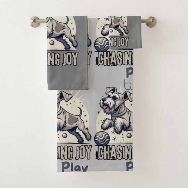 Jage den Spaß ab: Happy Grey Dog in Action Badhandtuch Set (Insitu)