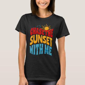 Jagen Sie den Sonnenuntergang mit mir Retro Vibes  T-Shirt