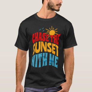 Jagen Sie den Sonnenuntergang mit mir Retro Vibes  T-Shirt