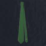 Jäger-Grüngarten und Trauzeuge-Initiale Hochzeit Krawatte<br><div class="desc">Hunter Green Krawatte für den Bräutigam und seine Trauzeuge, um verschiedene Hochzeitssuiten zu treffen. Versteckt auf der Rückseite können Sie leicht personalisieren die Initialen, sodass es kein Versehen, wer die Krawatte gehört zu wem! Die Farbe und der Schriftart der Initialen sowie die Krawatte können geändert werden, wenn Sie dies per...</div>
