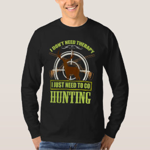 Jäger und Tierarten und Gewehre, die von Hirschen T-Shirt