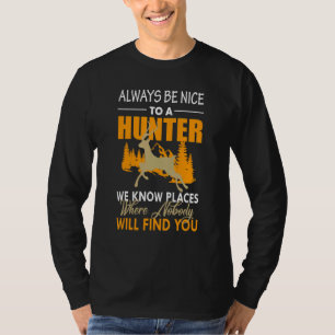 Jäger und Tierarten und Gewehre, die von Hirschen  T-Shirt