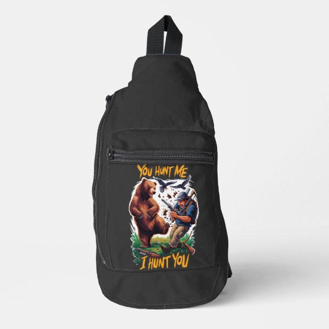 Jäger wird humorvoll gejagter Bär Crossbody Bag (Vorderseite)
