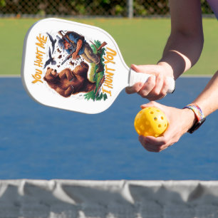 Jäger wird humorvoll gejagter Bär Pickleball Schläger