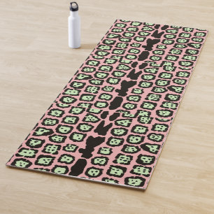 Jaguar-Muster in Melone auf Pink Lemonade Yogamatte