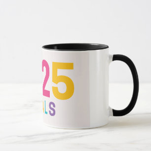 Jahr 2025 Schreibtisch farbige Tasse