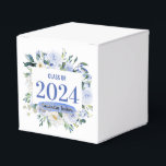 Jahr der blauen Rose Abschluss Geschenkschachtel<br><div class="desc">Dieses Abschluss Gunst Box mit blauen und weißen Aquarellbildern auf der Vorderseite mit einem Platz,  um einen Abschluss Jahr hinzufügen. Die Vorderseite hat einen Ort,  um sich mit einem Namen über einem Aquarelltausch zu personalisieren. Es gibt ein Imitat goldener Konfetti-Akzent in der Nähe des Namens.</div>