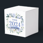 Jahr der blauen Rose Abschluss Geschenkschachtel<br><div class="desc">Dieses Abschluss Gunst Box mit blauen und weißen Aquarellbildern auf der Vorderseite mit einem Platz,  um einen Abschluss Jahr hinzufügen. Die Vorderseite hat einen Ort,  um sich mit einem Namen über einem Aquarelltausch zu personalisieren. Es gibt ein Imitat goldener Konfetti-Akzent in der Nähe des Namens.</div>