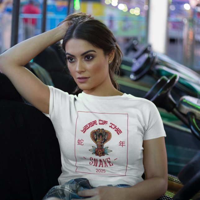 Jahr der Schlange 2025 蛇 年 farbenfroher Kobra Kopf T-Shirt (Von Creator hochgeladen)