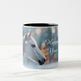 Jahr des Pferdes 2026: Pferd in Santa's Hat Zweifarbige Tasse