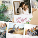 Jahr im Überblick Multi-Foto Rot Frohe Weihnachten Dreifach Gefaltete Urlaubskarte<br><div class="desc">Grüne holzbeerblätterung modern Frohe Weihnachts rot gebürstete Drehbuch Familie Jahr in Review 9 Foto Collage Galerie dreiteilige Urlaubskarte mit Ihrem individuellen personalisierten Text.</div>