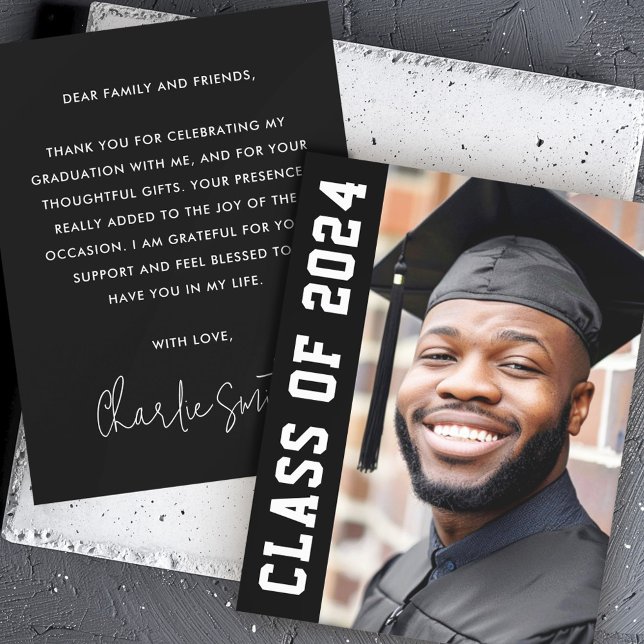Jahrgang 2024 Modernes Foto aus schwarzem Abschlus Dankeskarte (Class of year 2024 modern black graduation photo thank you card)