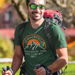 Jährliche Familienwanderung Matching T-Shirt<br><div class="desc">Gute Laune? Fügen Sie einfach Lagerfeuer,  s'mores und die Erholung der Familie mit einem passenden Outfit hinzu. Niedliches Wanderthemendesign für Ihr nächstes Familienabenteuer mit einem Platzhalter für Ort und Jahr. Ideal für Fotos,  die den Dschungel oder den Campingplatz erkunden möchten</div>