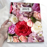 Jährlicher Blumenplaner mit rosa und roten Blume Planer<br><div class="desc">Ein hübscher Blumenplaner mit einem Foto von üppigen Blume,  darunter auch Pfannkuchen und Rose in Weiß,  Rosa und Lavendel. Perfekt für alle,  die ein maximalistisches Aussehen mit wunderschönen Blume in femininen und entspannenden Farben Lieben. Suchen Sie in meinem Shop nach "Pfennigfuchsen",  um die koordinierenden Gegenstände zu sehen.</div>