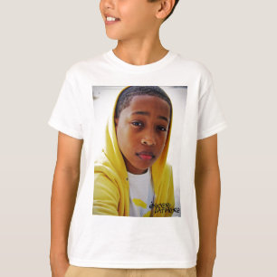 Jakob Latimore im gelben T-Shirt