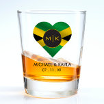 Jamaica Jamaica Flag Herz Monogram Wedding Schnapsglas<br><div class="desc">Jamaika schoss Glas mit jamaikanischem Fahnen-Herz und Monogramm-Initialen. Gut für eine Hochzeit in Urlaubsort.</div>