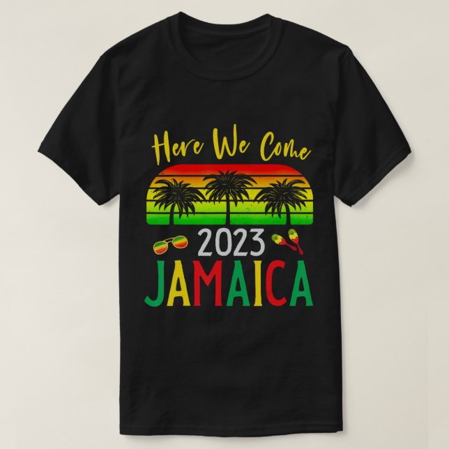 Jamaika 2023 Hier kommen wir zum Familienurlaub T-Shirt (Design vorne)